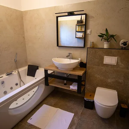 Macaklin Apartman *